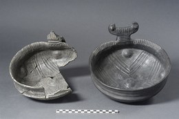 On the left: a large bowl with raised handle and decorated internally with a cross motif. Middle Bronze III (1450 - 1440 BC). On the right: reproduction achieved using methods used in experimental archaeology.