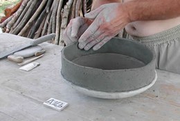 Fashioning the clay is one of the crucial moments in making a pot; it is time-consuming and laborious. Employing a mould entails using a concave support onto which layers of clay are stuck. To fashion the walls of a pot, the coil technique is used, whereby a series of clay “sausages” or rolled strips are laid on top of one another.