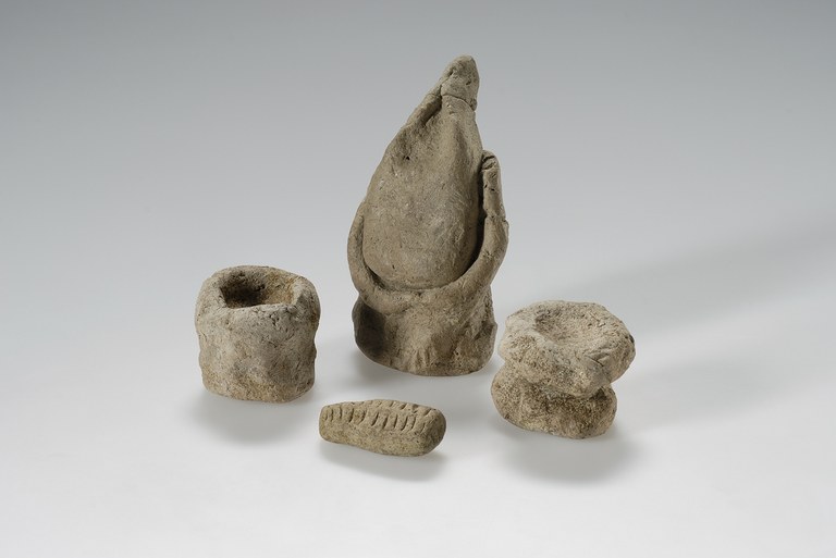 Idoletto e vasetti miniaturistici dalla Terramara di Montale_Museo Civico Modena.jpg