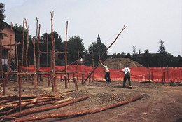 Avvio della costruzione della prima casa: dopo lo scavo delle buche per l’alloggiamento dei pali, innalzamento dei montanti verticali.