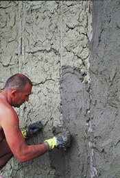 L’intonaco, simile a quello trovato in minuti frammenti nello scavo, è stato realizzato con un impasto di limo, sabbia e limitate quantità di sterco animale